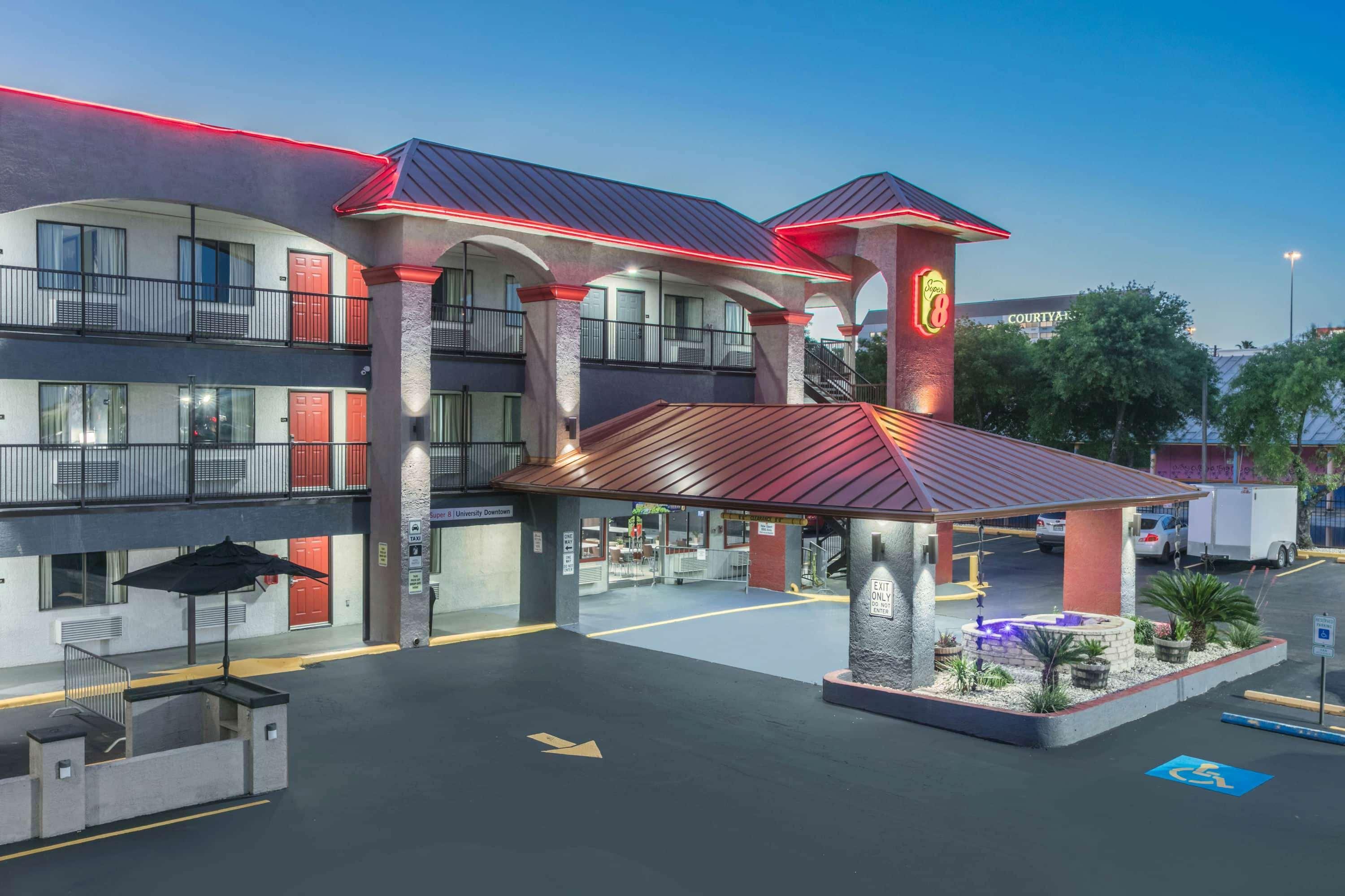 Super 8 By Wyndham Austin University/Downtown Area Exterior foto