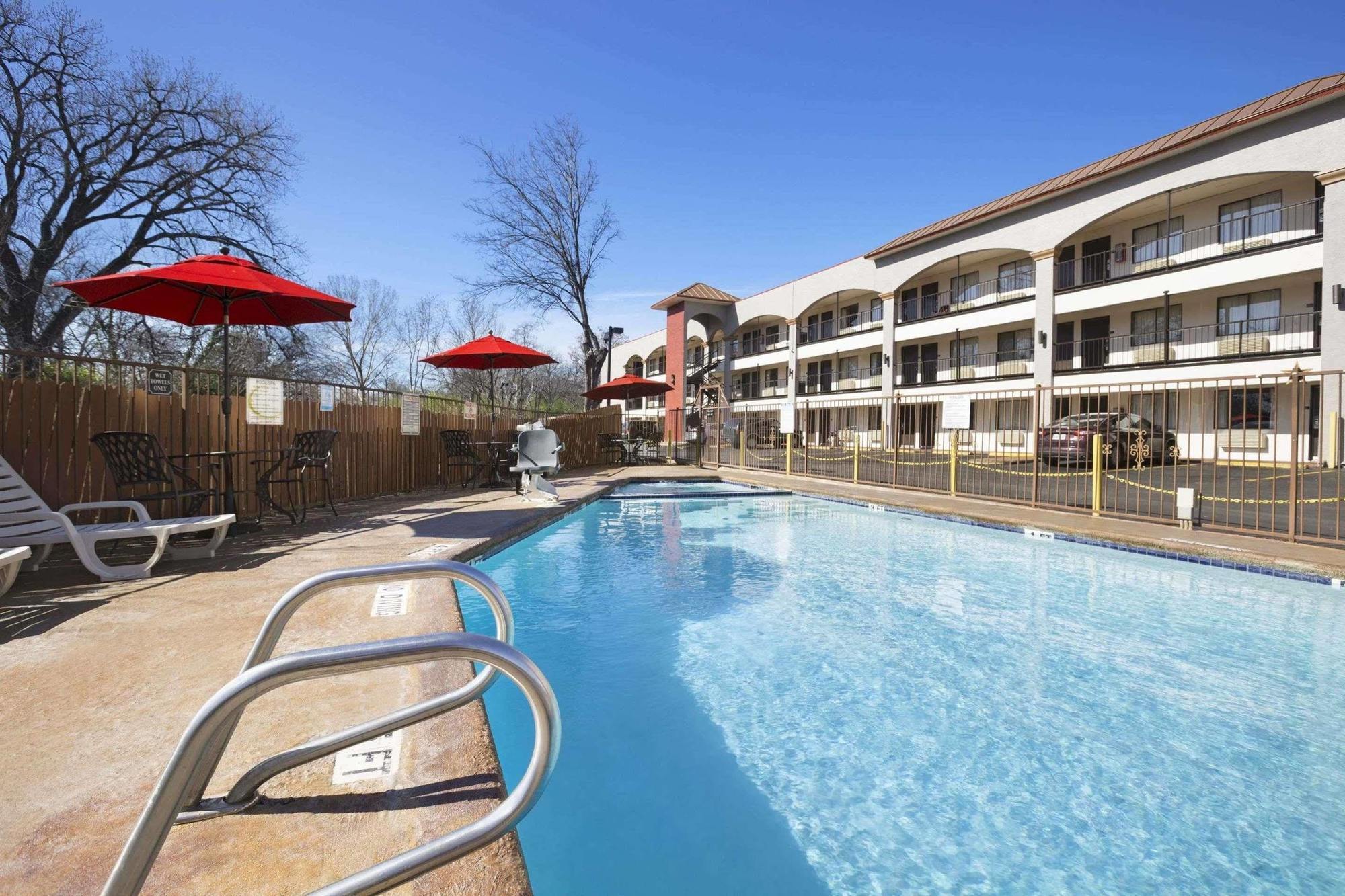 Super 8 By Wyndham Austin University/Downtown Area Exterior foto