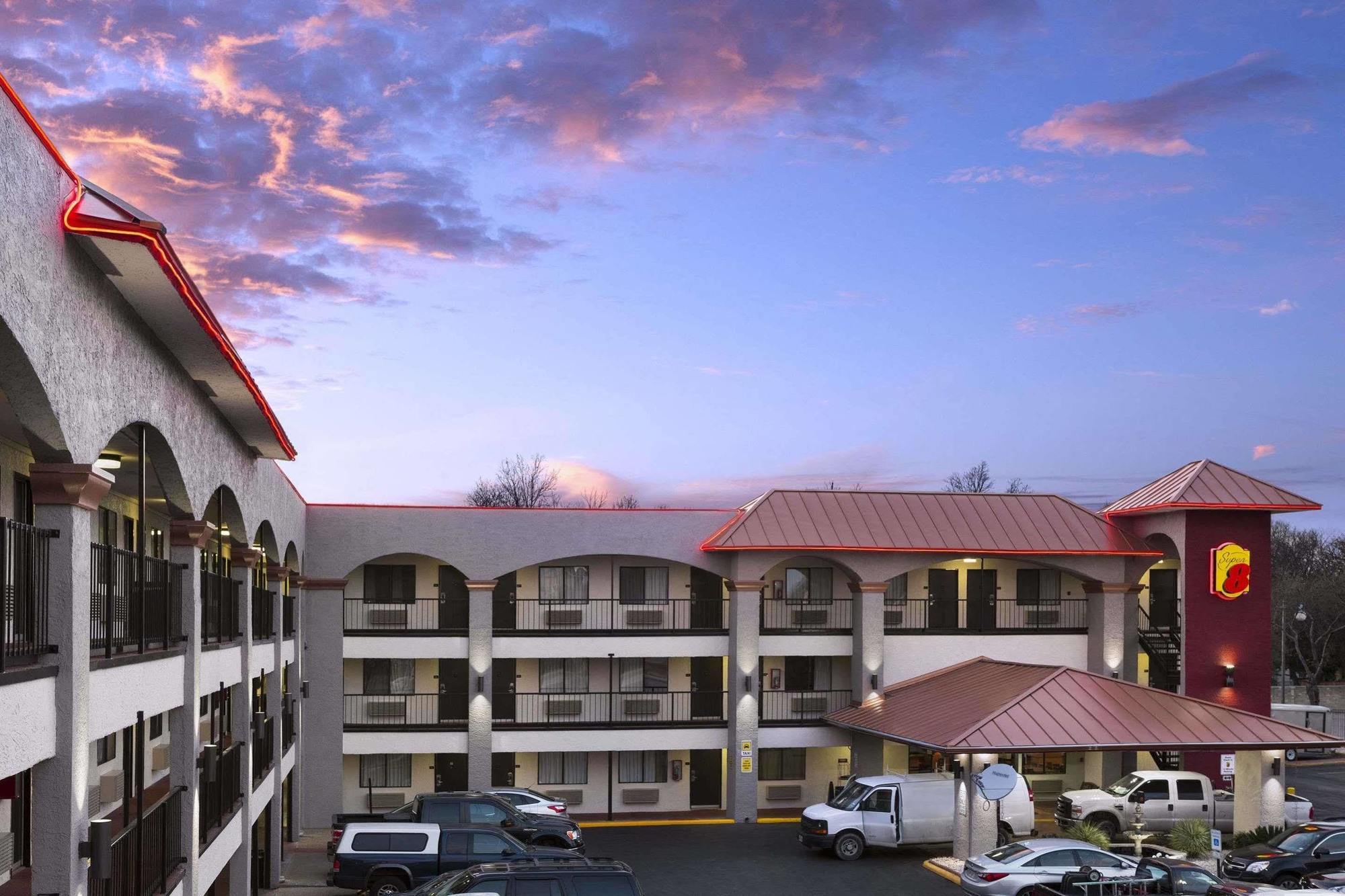 Super 8 By Wyndham Austin University/Downtown Area Exterior foto